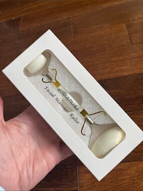 White Facial Massage Roller – Dual-Ended Jade Roller